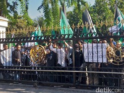 Ratusan Mahasiswa Surabaya Demo Tolak UU KPK dengan Bawa Senturi