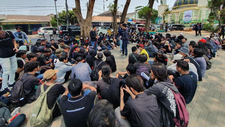 Ratusan Mahasiswa Berpakaian Hitam dari Bekasi Bergerak ke DPR