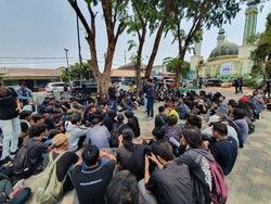 Ratusan Mahasiswa Berpakaian Hitam dari Bekasi Bergerak ke DPR