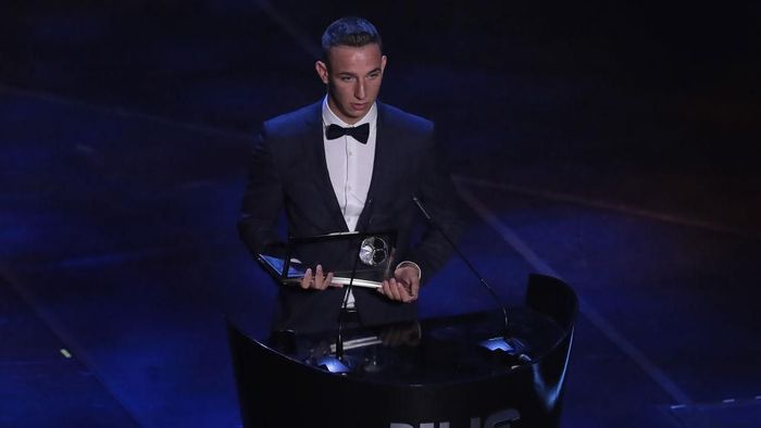 JUDI ONLINE Daniel Zsori memenangi Puskas Award 2019 (Foto: Emilio Andreoli/Getty Images)