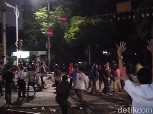 Panas! Massa Lempari Pos Polisi Palmerah Timur dengan Batu, Motor Terbakar