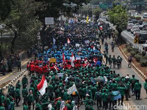 Busway Depan DPR Tertutup Pendemo, TransJakarta Alami Pengalihan Rute