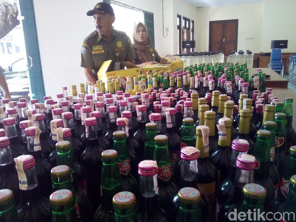 626 Botol Miras Disita dari Sebuah Warung di Kudus 626 Botol Miras Disita dari Sebuah Warung di Kudus