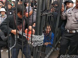 Demonstran di Bandung Gembok Gerbang DPRD Jabar Demonstran di Bandung Gembok Gerbang DPRD Jabar