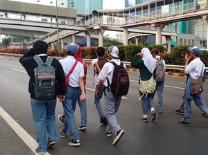 Anak Berseragam SMA Ikut Long March di Tol Dalkot Menuju DPR Anak Berseragam SMA Ikut Long March di Tol Dalkot Menuju DPR