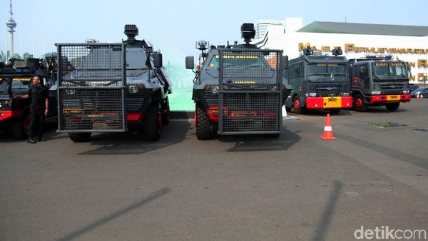 Water Cannon dan Barracuda Amankan Demo di DPR