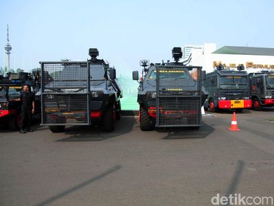 Water Cannon dan Barracuda Amankan Demo di DPR