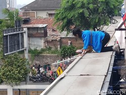 Mahasiswa Demo Corat-coret JPO Tulis Makian Kasar ke DPR