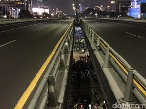 Tol Dalam Kota Masih Ditutup, Petugas Lakukan Sterilisasi Tol Dalam Kota Masih Ditutup, Petugas Lakukan Sterilisasi