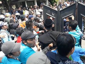 Panas! Massa #BengawanMelawan Terobos Pagar Berduri di Depan DPRD Surakarta Panas! Massa #BengawanMelawan Terobos Pagar Berduri di Depan DPRD Surakarta