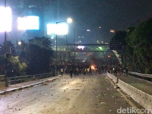 Massa Ricuh Lagi di Slipi, Polisi Tembakkan Gas Air Mata