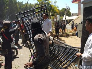 Memanas! Mahasiswa Makassar Jebol Pagar DPRD Sulsel