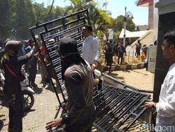 Memanas! Mahasiswa Makassar Jebol Pagar DPRD Sulsel