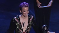 Kapten timnas Amerika Serikat Megan Rapinoe menjadi Permain Terbaik Wanita FIFA 2019.  Pemain 34 tahun ini menyisihkan Alex Morgan dan Lucy Bronze (Emilio Andreoli/Getty Images)