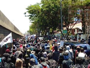 Dari Flyover Makassar, Mahasiswa Long March ke DPRD Sulsel