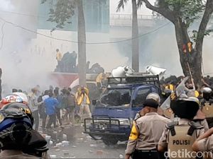 Mahasiswa Bentrok dengan Aparat di Depan Gedung DPRD Sumsel