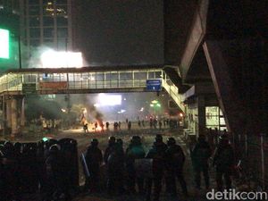 Mahasiswa-Brimob Bentrok, Pos Polisi di Simpang Slipi Dibakar