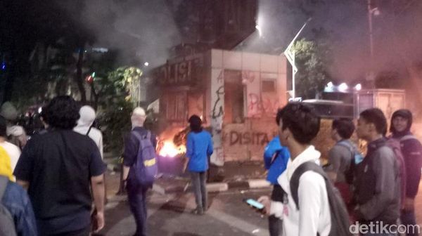 Penampakan Pos Polisi yang Rusak Dibakar Mahasiswa