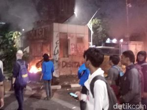 Penampakan Pos Polisi yang Rusak Dibakar Mahasiswa