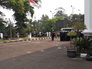 Memanas! Demonstran di Bandung Lempari Polisi Pakai Batu-Botol Memanas! Demonstran di Bandung Lempari Polisi Pakai Batu-Botol