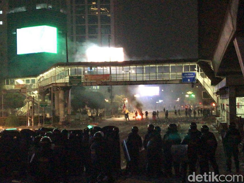 BEM Trisakti: 1 Mahasiswa Terluka Dipukul Polisi BEM Trisakti: 1 Mahasiswa Terluka Dipukul Polisi