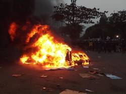 Makin Panas! Massa Pendemo Bakar Banner-Barier di Jalan Gerbang Pemuda