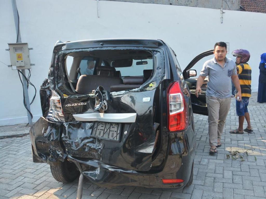 Kecelakaan Beruntun Libatkan 4 Kendaraan Terjadi di Jombang