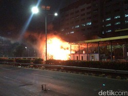 Api di Gerbang Tol Pejompongan Tambah Besar
