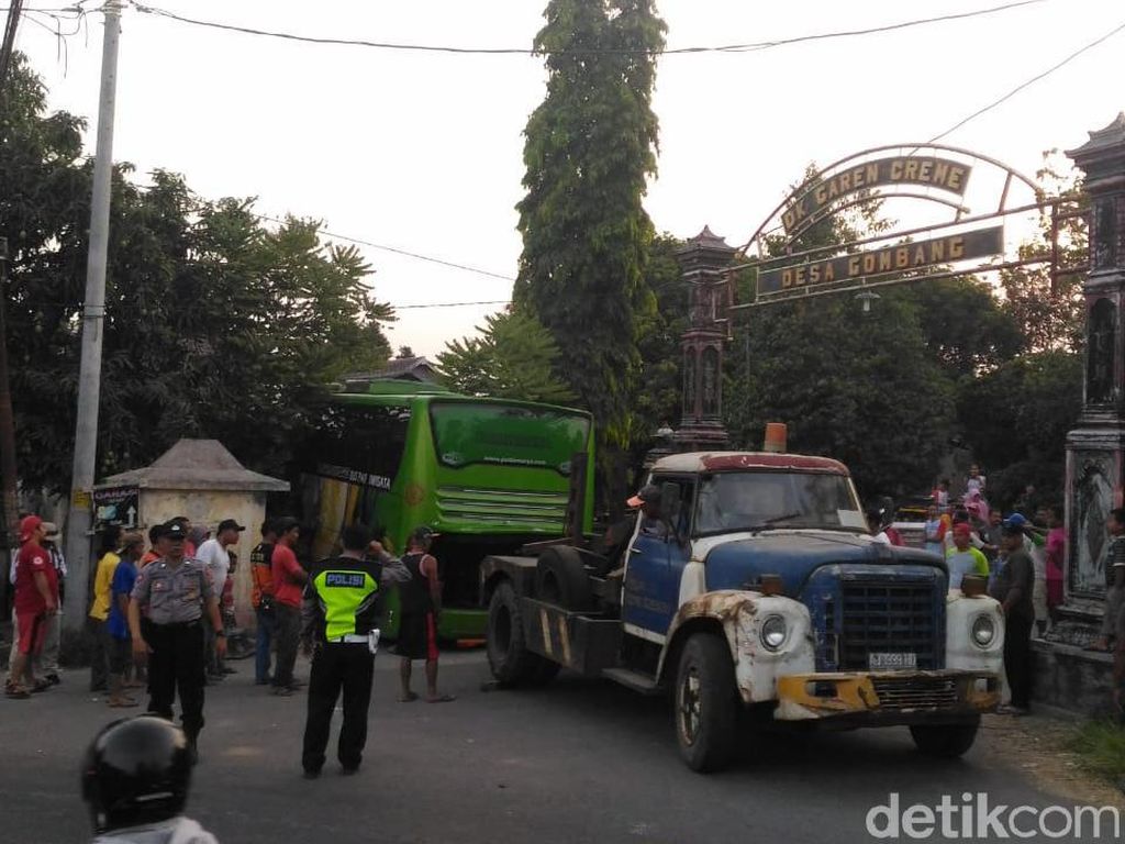 Bus Rombongan Siswa SD Asal Sragen Kecelakaan di Boyolali Bus Rombongan Siswa SD Asal Sragen Kecelakaan di Boyolali