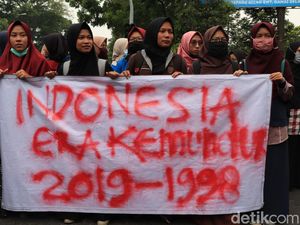 Andai Pengendara Mobil Terjebak Kerumunan Demo, Lakukan Ini!