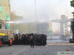 Video Lemparan Batu Mahasiswa Vs Water Cannon Polisi di Makassar