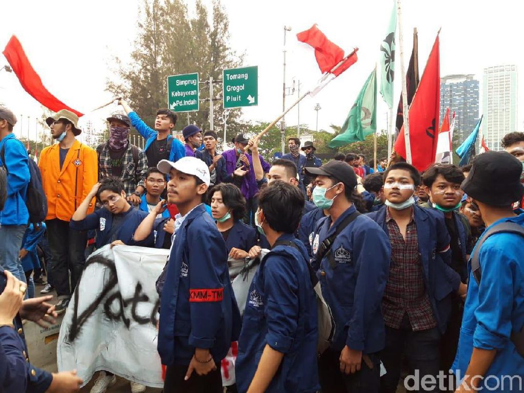 Bikin Barikade, Massa Mahasiswa Trisakti Merapat ke Depan DPR
