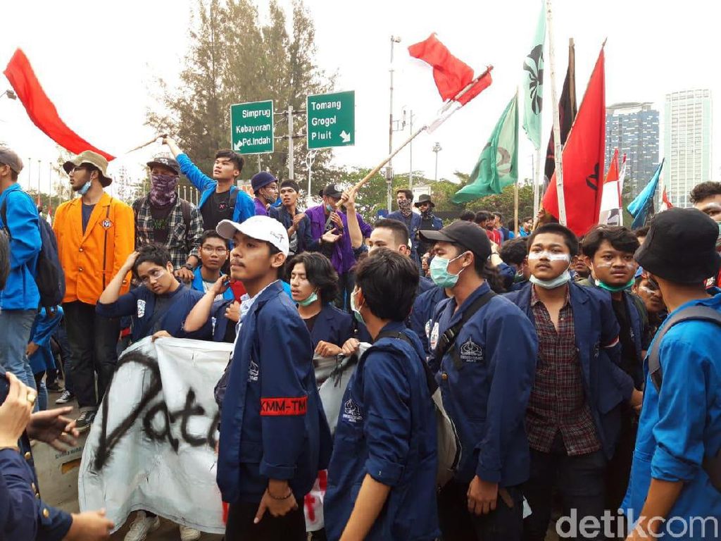 Bikin Barikade, Massa Mahasiswa Trisakti Merapat ke Depan DPR Bikin Barikade, Massa Mahasiswa Trisakti Merapat ke Depan DPR