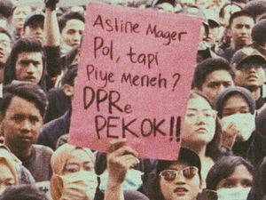 Demo Santuy ala Gen Z, Poster Lucu hingga Naik Mobil Mewah