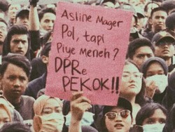 Demo Santuy ala Gen Z, Poster Lucu hingga Naik Mobil Mewah