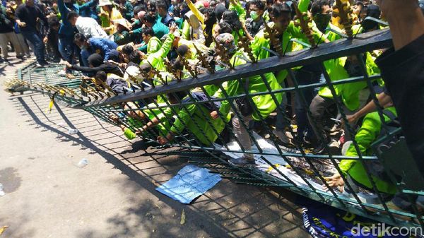 Massa Mahasiswa Robohkan Pagar Kantor DPRD Jateng