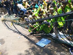 Massa Mahasiswa Robohkan Pagar Kantor DPRD Jateng