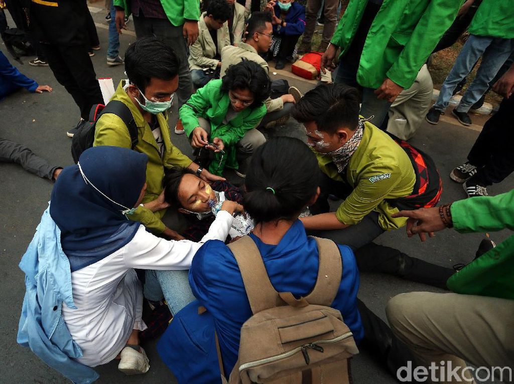Pertolongan Pertama Jika Ada yang Pingsan Saat Demo dan Kerusuhan Pertolongan Pertama Jika Ada yang Pingsan Saat Demo dan Kerusuhan