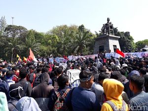 Massa Aksi #BengawanMelawan Mulai Bergerak ke Gedung DPRD Solo Massa Aksi #BengawanMelawan Mulai Bergerak ke Gedung DPRD Solo