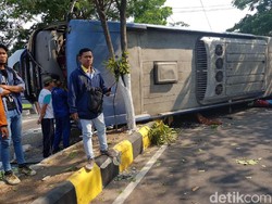 Bus Sugeng Rahayu Terguling Tewaskan Seorang Biker di Madiun