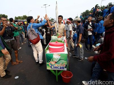 Diblokir Mahasiswa, Tukang Cendol Masuk Tol