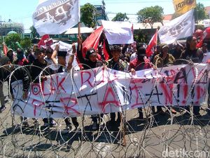 Massa Demo Hari Tani di DPRD Jatim Bubar Setelah Ditemui Anggota Dewan Massa Demo Hari Tani di DPRD Jatim Bubar Setelah Ditemui Anggota Dewan