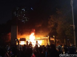 Massa Berubah Rusuh, Mahasiswa Trisakti Tarik Diri dari Demo