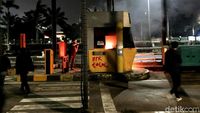Gerbang Tol Pejompongan Dibakar