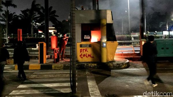 Gerbang Tol Pejompongan Dibakar