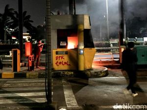Gerbang Tol Pejompongan Dibakar