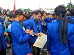 Mahasiswa Mulai Oleskan Masker Odol, Ampuhkah Menangkal Gas Air Mata?