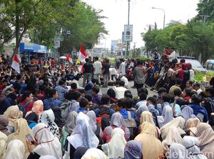 Demo Tolak RUU KUHP Makin Ramai, Mahasiswa Tutup Jalanan Protokol Serang