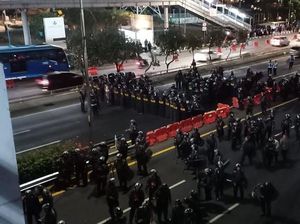 Sisir Massa, Ratusan Personel Pasukan Antihuru-hara Turun ke Tol