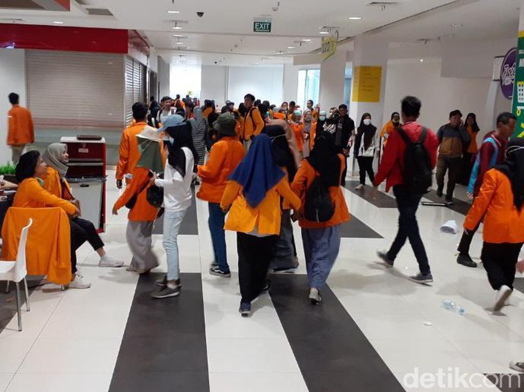 Polisi Tembakkan Gas Air Mata, Mahasiswa di Makassar Lari ke Mall